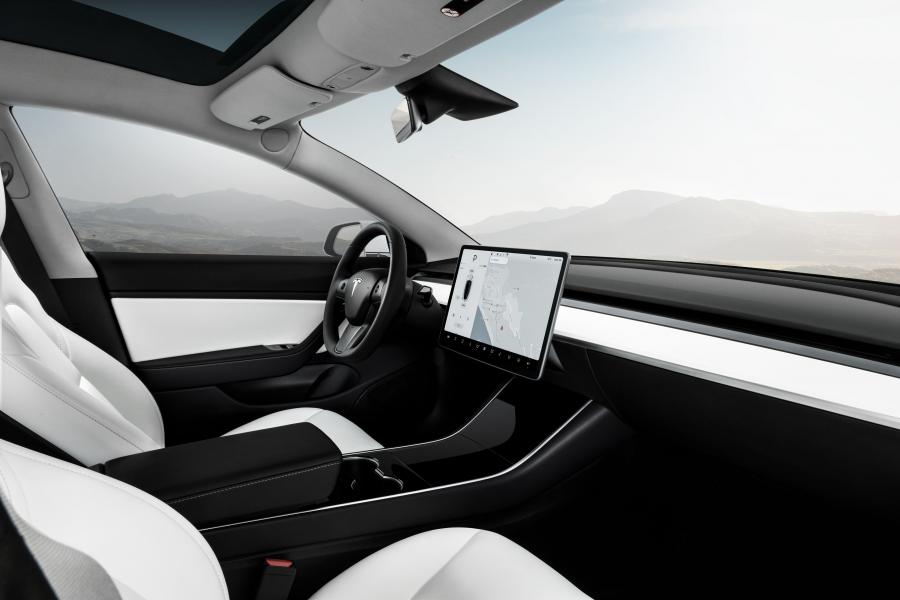 Интерьер Tesla Model 3 2017 года  (US) (фото 20 из 49)